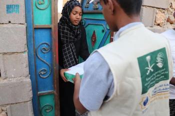 مركز الملك سلمان يوزع 2,000 كرتون من التمور في سقطرى
