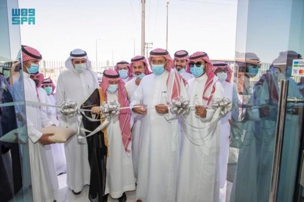 وزير الصناعة يُدشّن أول مصنع لإنتاج الزجاج في حائل