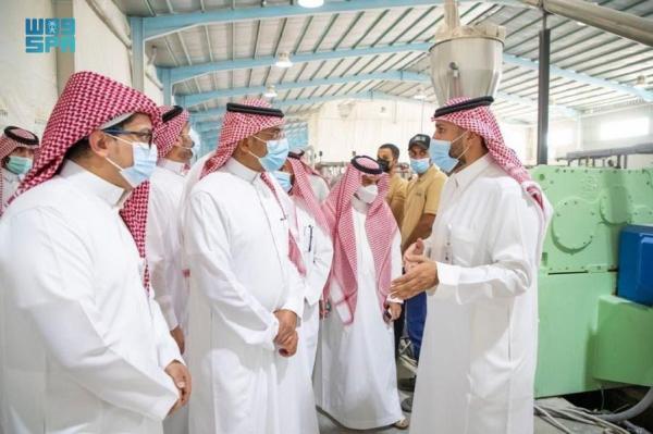 وزير الصناعة يُدشّن أول مصنع لإنتاج الزجاج في حائل