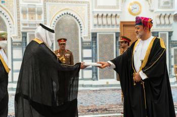 السفير العنـزي يقدم أوراق اعتماده لسلطان عُمان