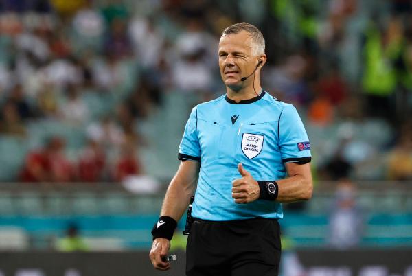 صافرة الهولندي كويبرس تضبط نهائي اليورو