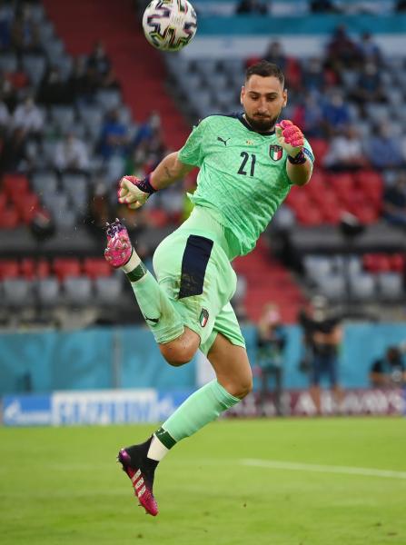الحراس.. يسرقون الأضواء!