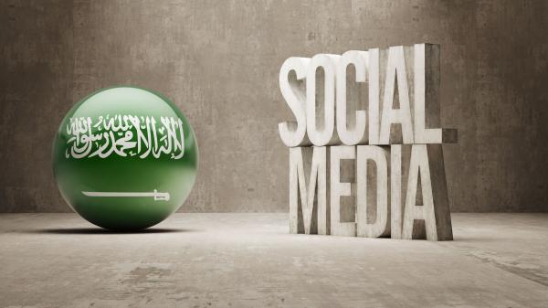 «مشاهير التواصل».. سلاح ذو حدين بين القدوة والسطحية