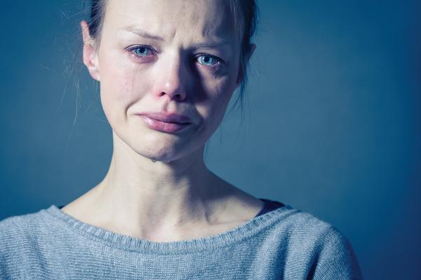 «الحزن».. 5 مراحل «نفسية» من الإنكار إلى الاكتئاب والتقبل