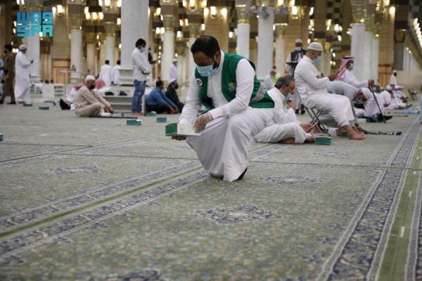 صور.. تقديم الإفطار للصائمين بالمسجد النبوي