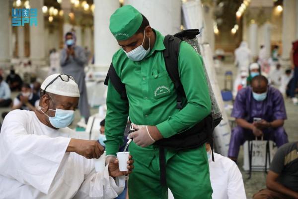صور.. تقديم الإفطار للصائمين بالمسجد النبوي