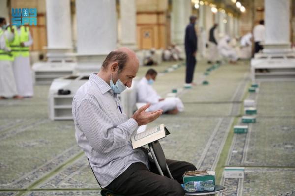صور.. تقديم الإفطار للصائمين بالمسجد النبوي