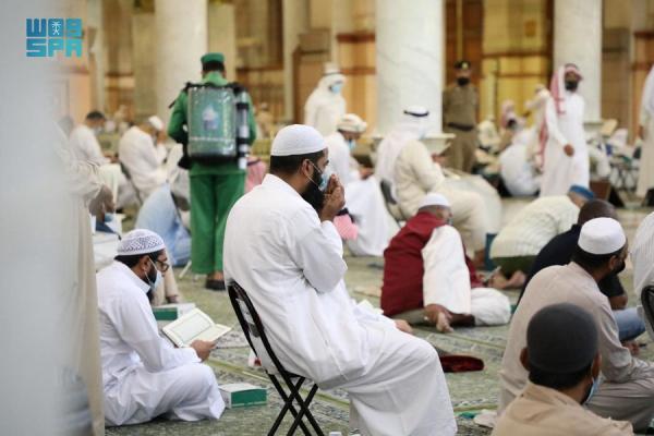 صور.. تقديم الإفطار للصائمين بالمسجد النبوي