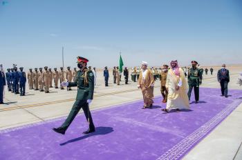 ولي العهد يتقدم مستقبلي «السلطان هيثم» في مطار نيوم