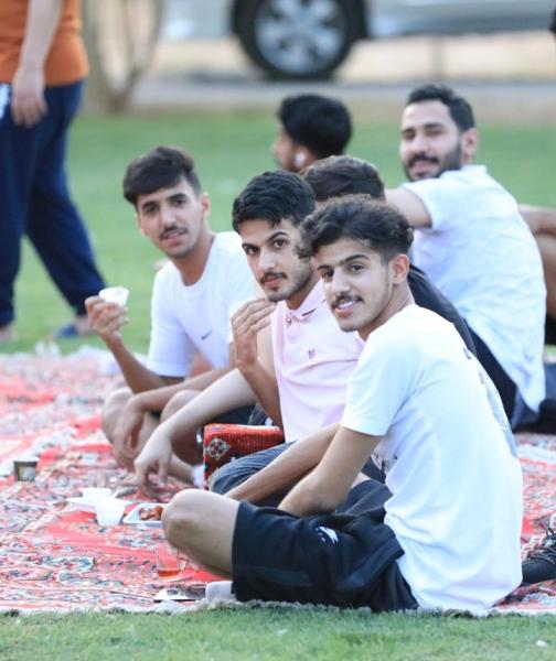رئيس الباطن يكسر الروتين بحفل عشاء
