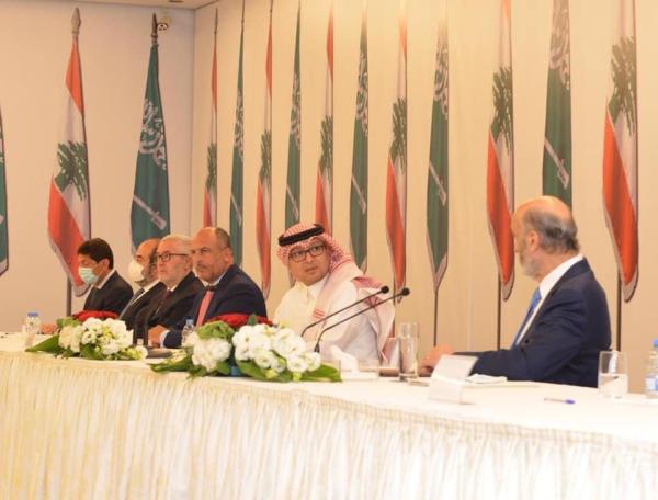 سفير المملكة لدى لبنان ورئيس حزب «القوات» بالمنصة الرئيسة للمؤتمر (اليوم)