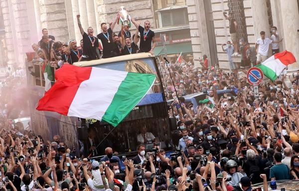 «لا تساعد في مكافحة الجائحة».. «منظمة الصحة» تستنكر احتفالات «اليورو»