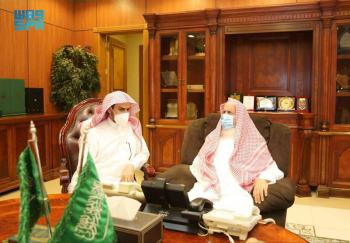 مفتي المملكة يستقبل مدير فرع الشؤون الإسلامية بالرياض