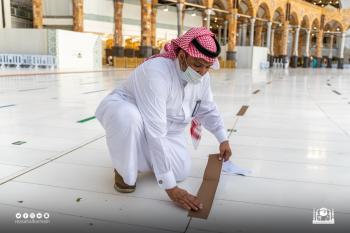 «شؤون الحرمين» تعيد ترتيب «ملصقات التباعد» بالمسجد الحرام