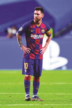 ميسي يوافق على تمديد عقده مع برشلونة