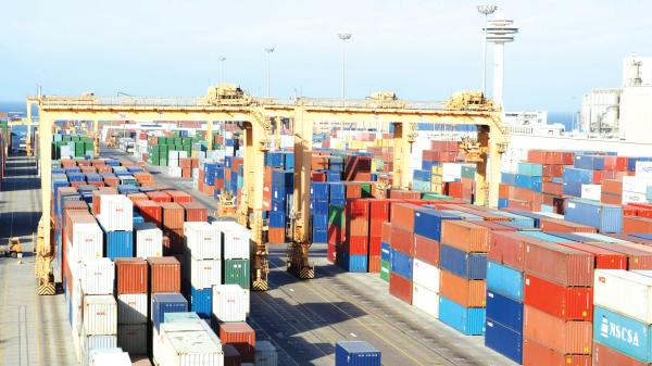 12 % ارتفاعا في أعداد حاويات المسافنة بالموانئ
