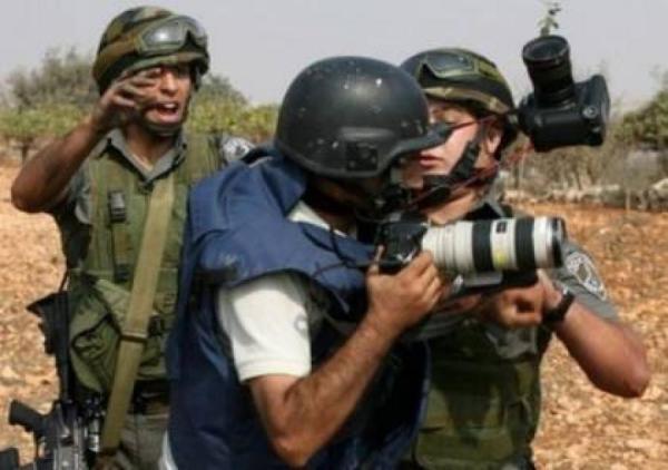 الاحتلال يحتجز عدداً من الصحفيين بالخليل