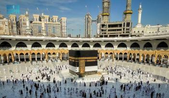 وسط إجراءات احترازية .. أفواج الحجاج تتوافد إلى المسجد الحرام