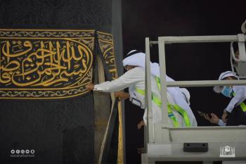 صور.. فك مذهبات كسوة الكعبة لتبديل الثوب القديم