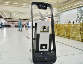 روبوتات لتعقيم المسجد الحرام وتوزيع مياه زمزم
