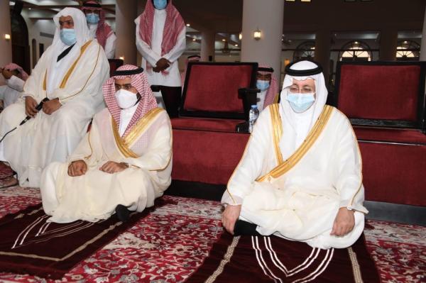 محافظو الشرقية مع جموع المصلين بالمساجد
