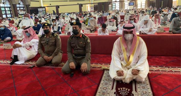 محافظو الشرقية مع جموع المصلين بالمساجد