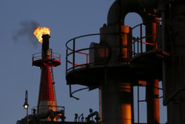 النفط يتراجع مع زيادة المخزونات الأمريكية