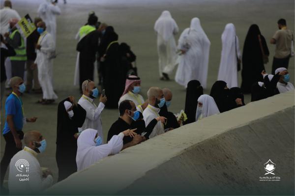 توافد الحجاج لرمي الجمرات مع إجراءات وقائية عالية