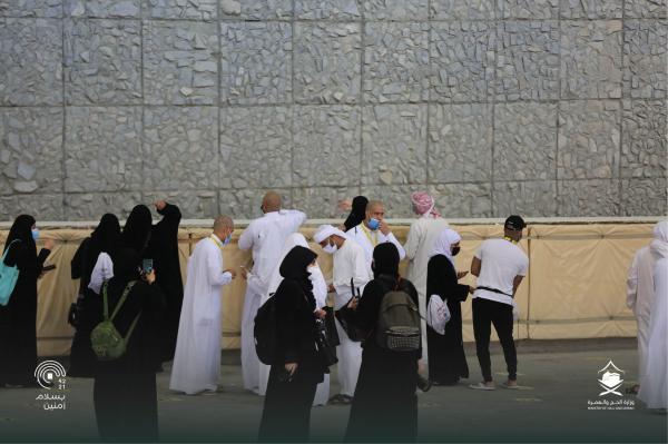توافد الحجاج لرمي الجمرات مع إجراءات وقائية عالية