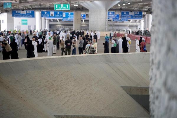 حجاج بيت الله الحرام يرمون الجمرات الثلاث