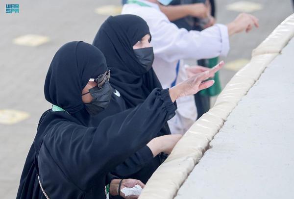 حجاج بيت الله الحرام يرمون الجمرات الثلاث