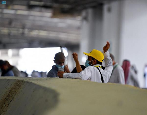 حجاج بيت الله الحرام يرمون الجمرات الثلاث
