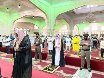 محافظو الشرقية مع جموع المصلين بالمساجد