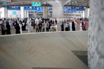 حجاج بيت الله الحرام يرمون الجمرات الثلاث