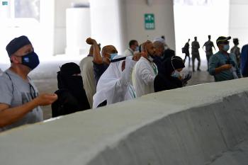 حجاج بيت الله الحرام يرمون الجمرات الثلاث