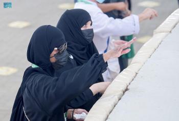 حجاج بيت الله الحرام يرمون الجمرات الثلاث