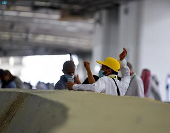 حجاج بيت الله الحرام يرمون الجمرات الثلاث