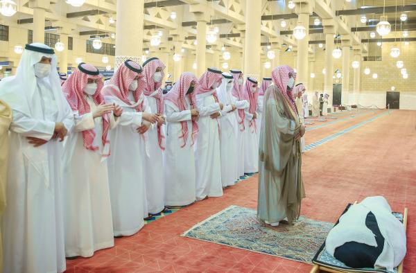 أمير الرياض يؤدي صلاة الميت على الأميرة نوف بنت خالد