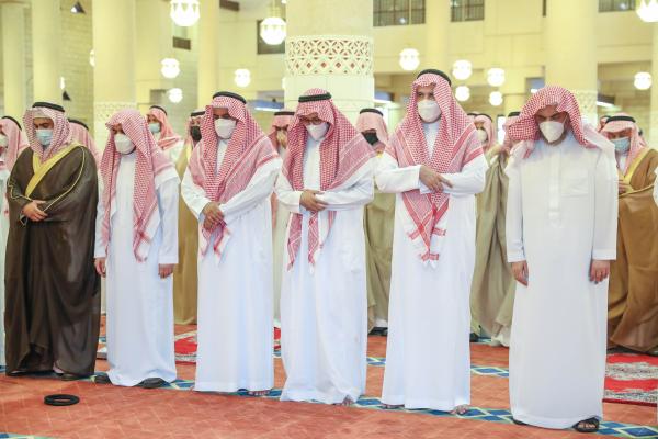 أمير الرياض يؤدي صلاة الميت على الأميرة نوف بنت خالد