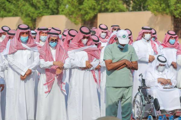 أمير الرياض يؤدي صلاة الميت على الأميرة نوف بنت خالد