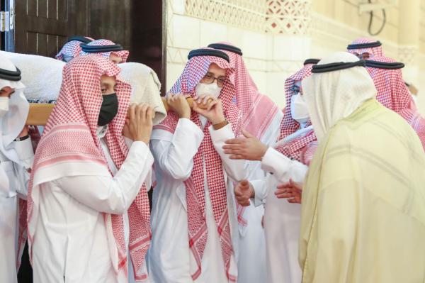 أمير الرياض يؤدي صلاة الميت على الأميرة نوف بنت خالد