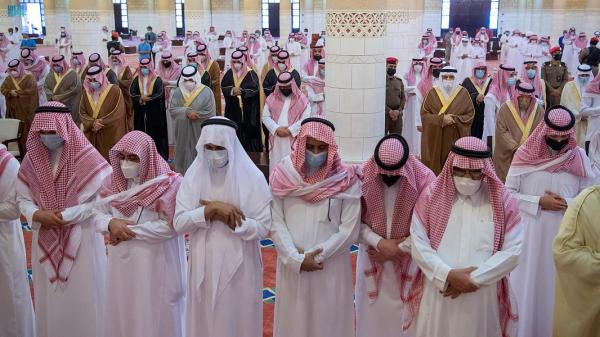 أمير الرياض يؤدي صلاة الميت على الأميرة نوف بنت خالد