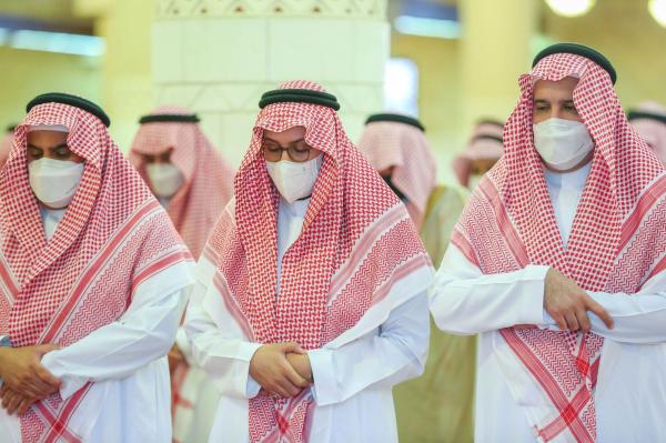 أمير الرياض يؤدي صلاة الميت على الأميرة نوف بنت خالد