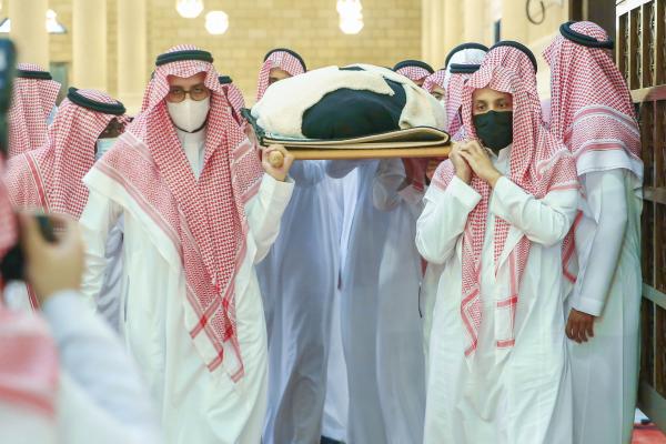 أمير الرياض يؤدي صلاة الميت على الأميرة نوف بنت خالد