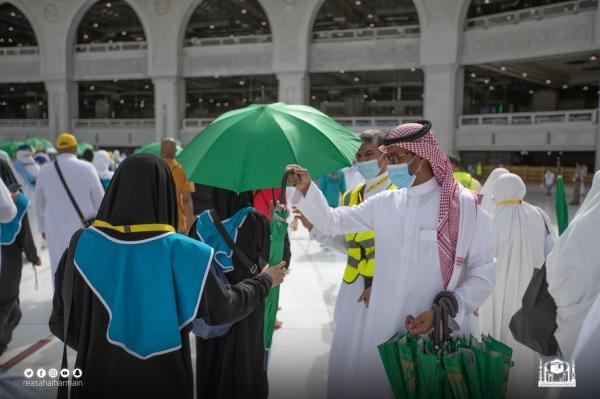 توزيع 50 ألف مظلة بالمسجد الحرام