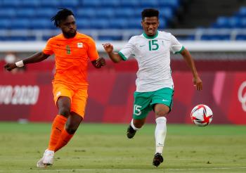 الشوط الاول ينتهي بالتعادل بين الاخضر وساحل العاج