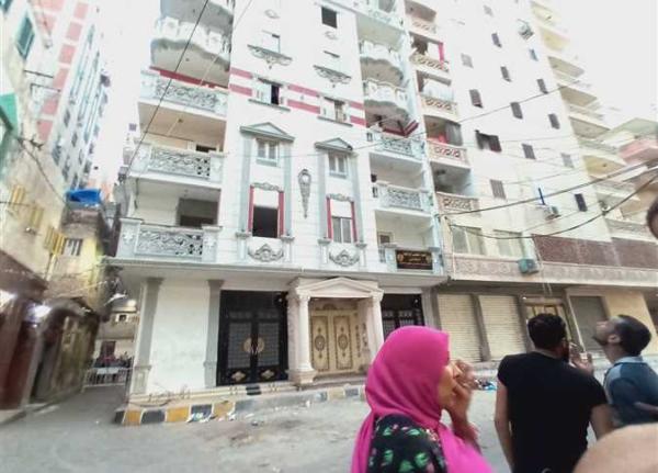 قطع المرافق وإخلاء محيط عقار الإسكندرية المائل