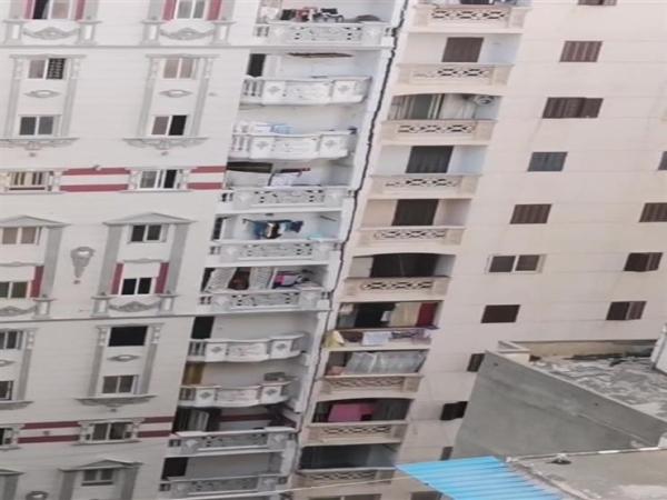 قطع المرافق وإخلاء محيط عقار الإسكندرية المائل