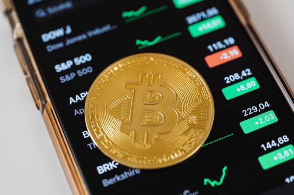 'بيتكوين' يرتفع إلى 34 ألفا و 207 دولارات
