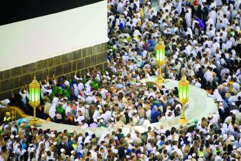 «الحطيم».. الموضع الموالي للميزاب في الكعبة المشرفة